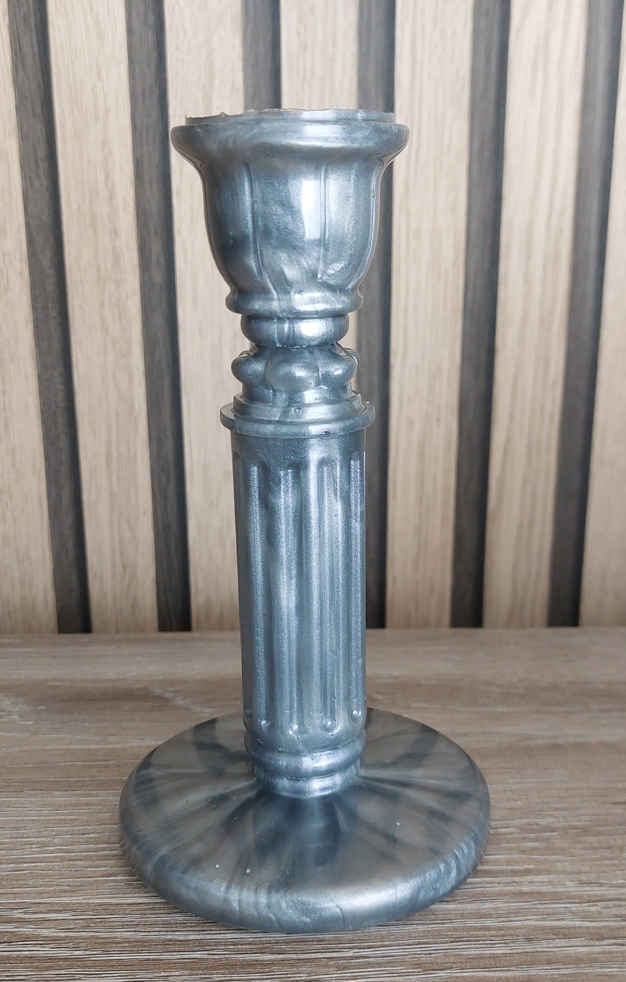 Kandelaar in klassieke zuilvorm