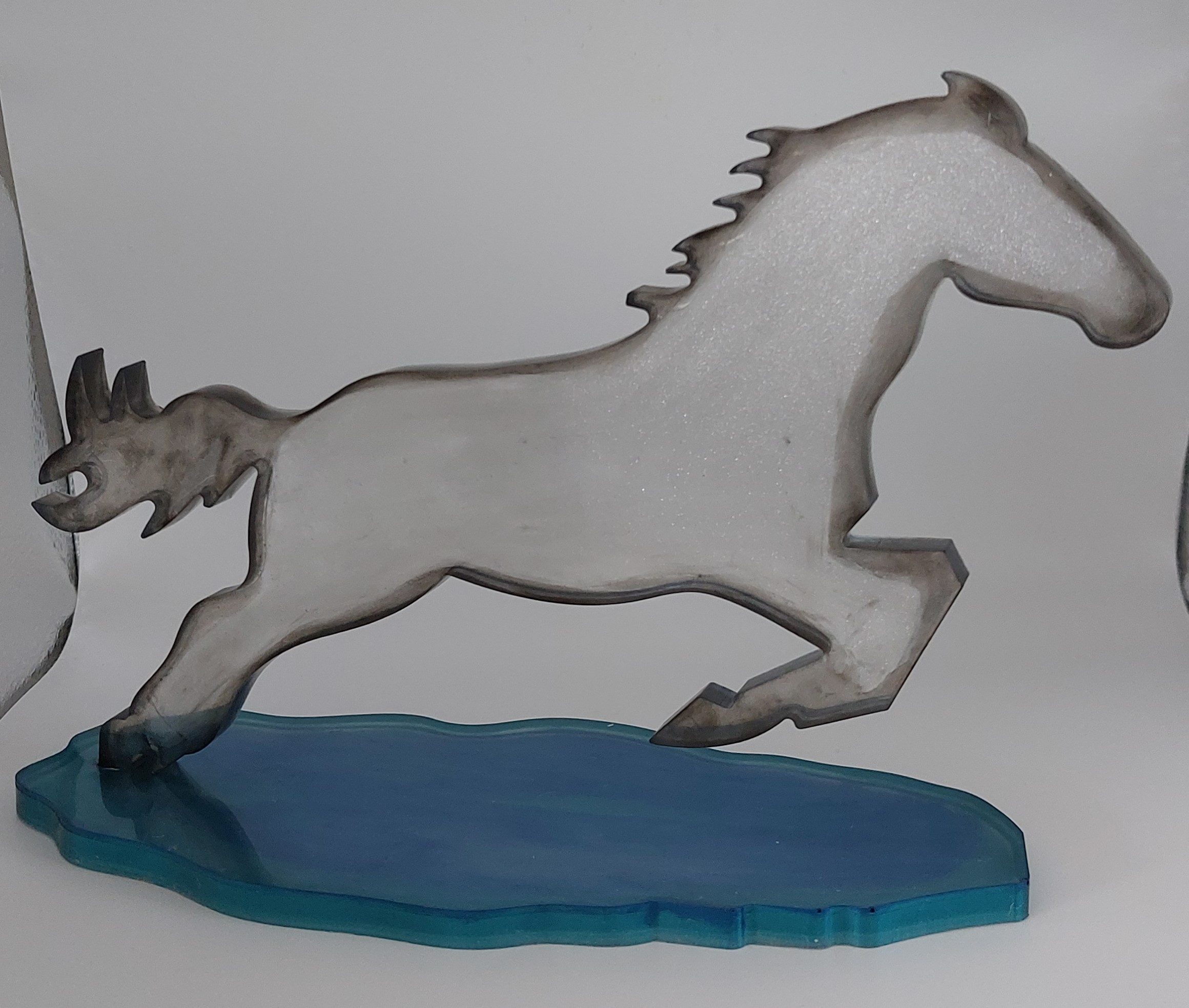 Galopperend paard op water