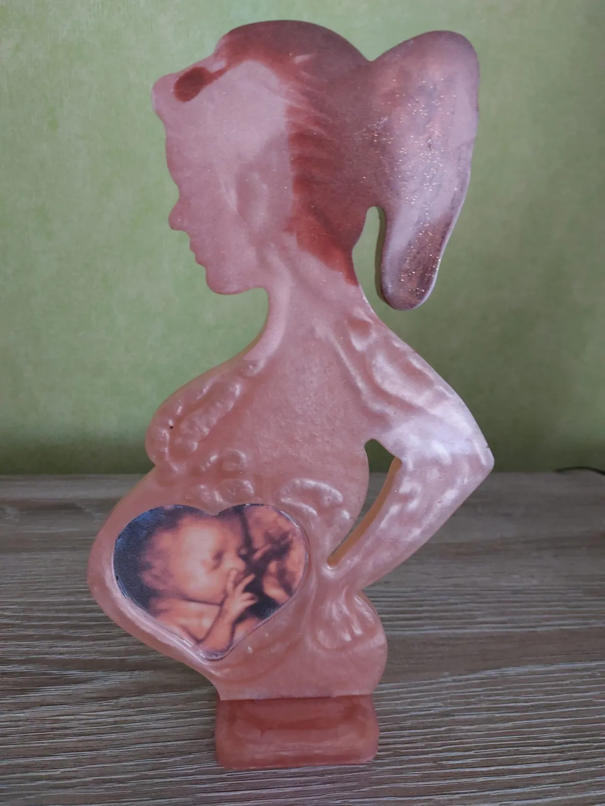 Zwangere vrouw met foto