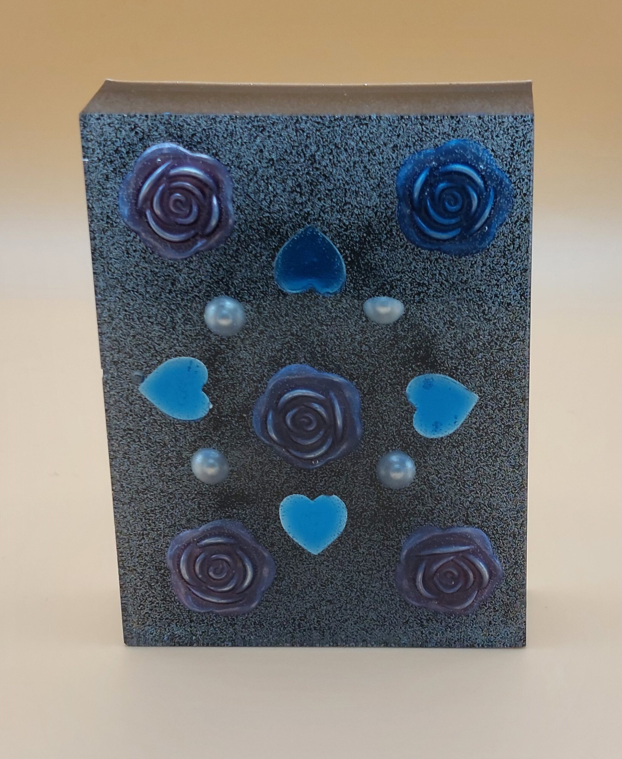 Epoxy decoratieblok met blauwe rozen en harten
