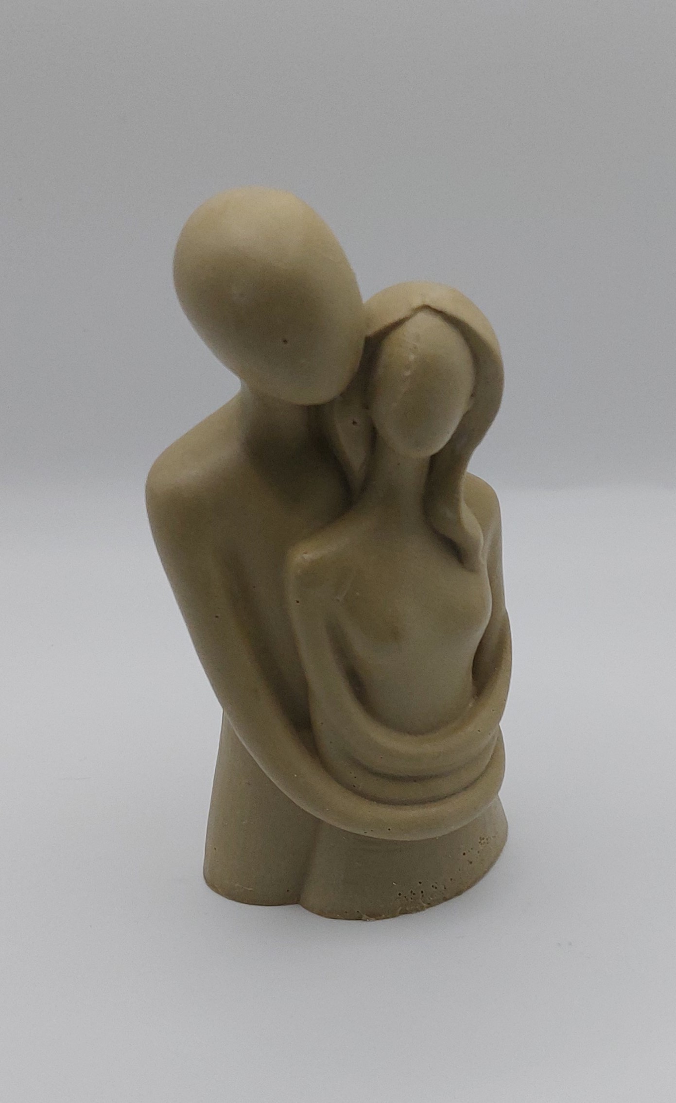 Omhelzing van Liefde – Handgemaakte Terrazzo Beeld