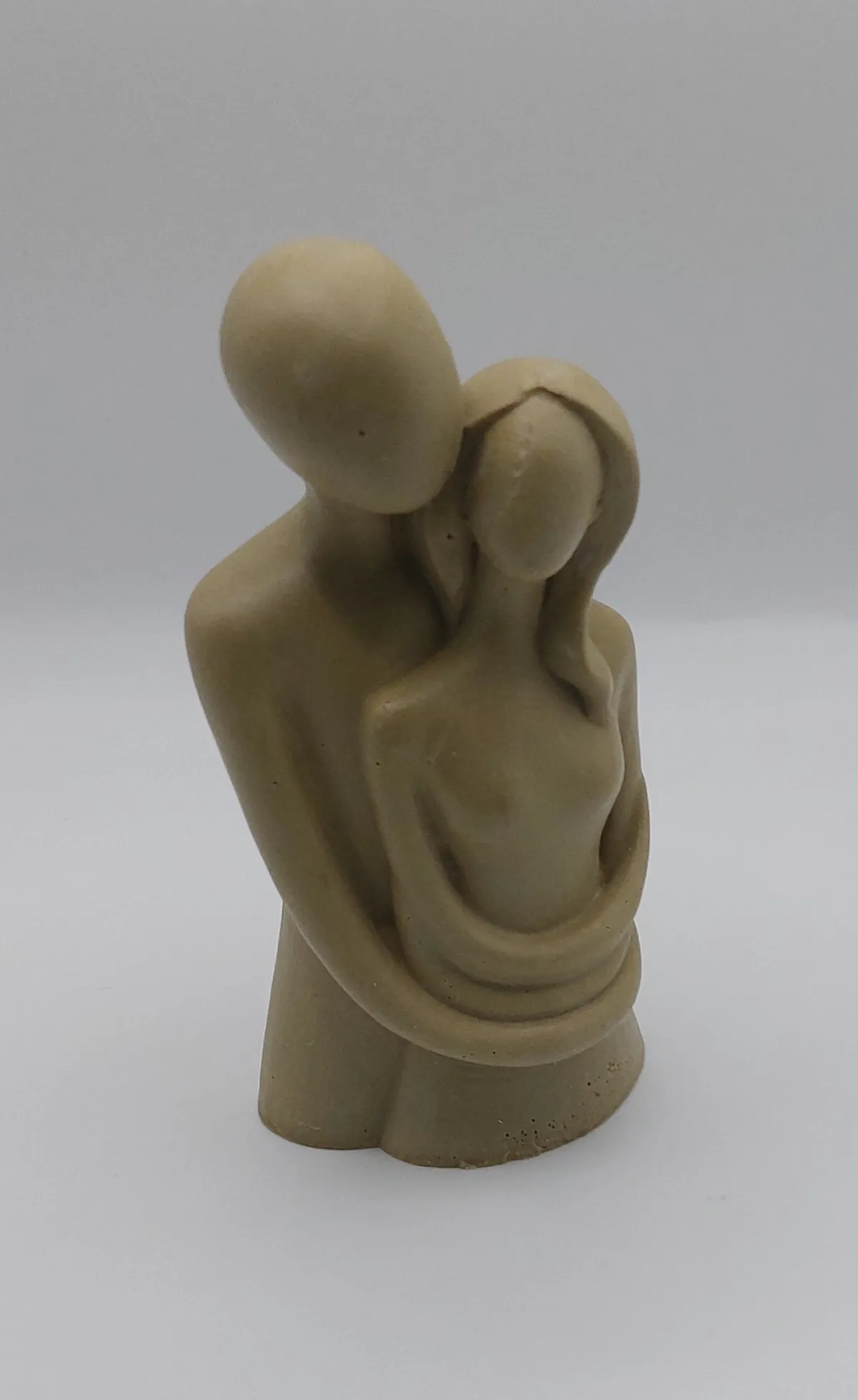 Omhelzing van Liefde – Handgemaakte Terrazzo Beeld