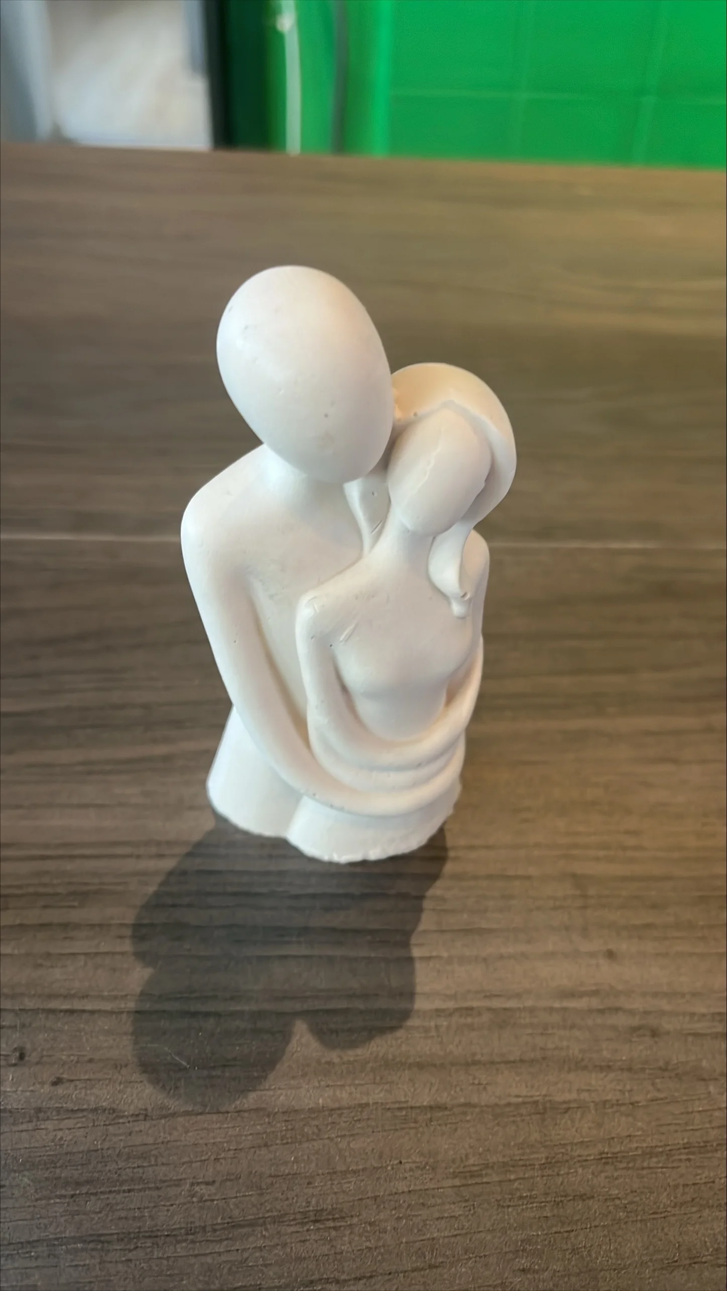 Omhelzing van Liefde – Handgemaakte Terrazzo Beeld